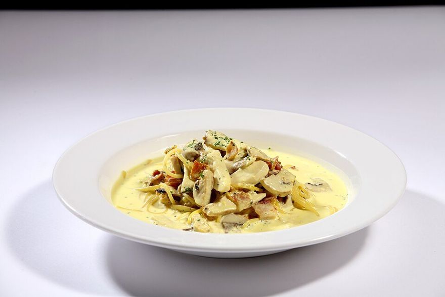 Ein tiefer Teller mit Tagliatelle.
